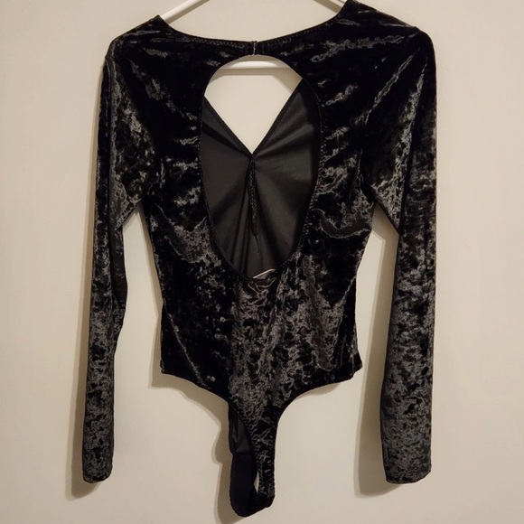 Victoria’s Secret Longsleeve Velvet Bodysuit, W’s size Medium/Large - Picture 3 of 4